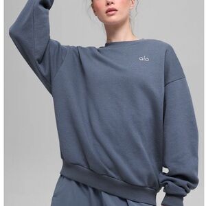 ALO Yoga Accolade Crew Neck Pullover in Bluestone
